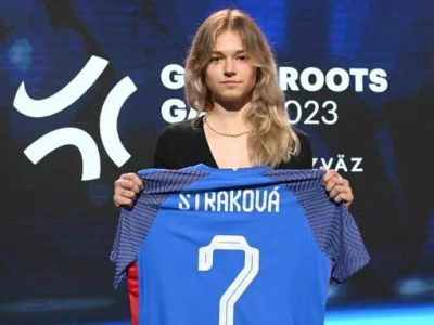  Sára Straková a naša absolventka Andrea Bogorová v najlepšej jedenástke roka..